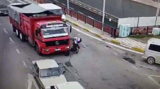 4 yaşındaki Muhammed'in kamyonun altında kaldığı kaza, kamerada