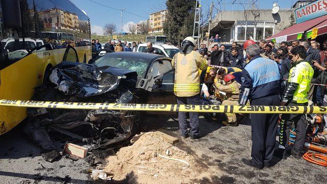 Başakşehir'de İETT otobüsü ile otomobil çarpıştı (1)