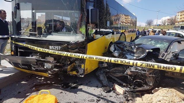 Başakşehir'de İETT otobüsü ile otomobil çarpıştı (1)