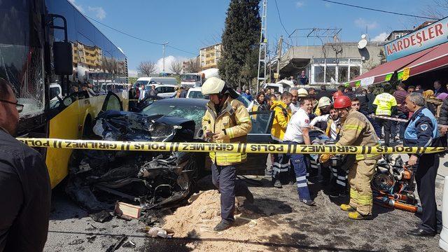 Başakşehir'de İETT otobüsü ile otomobil çarpıştı (1)