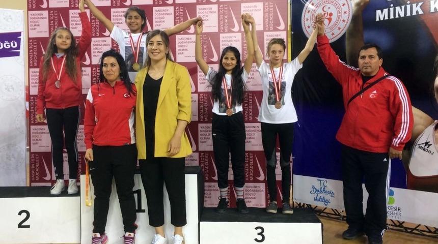 &Ccedil;orlulu g&uuml;reş&ccedil;iler turnuvadan madalya ile d&ouml;nd&uuml;