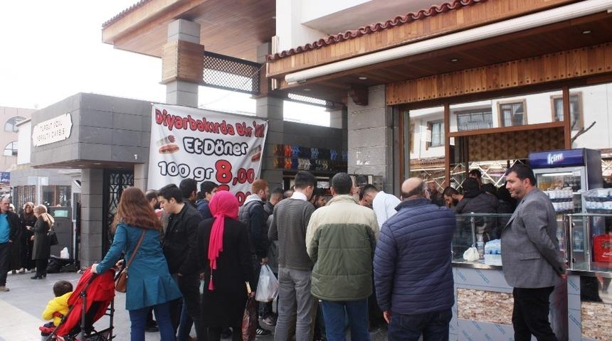 Krize kafa tuttu d&ouml;ner fiyatını yarıya indirdi