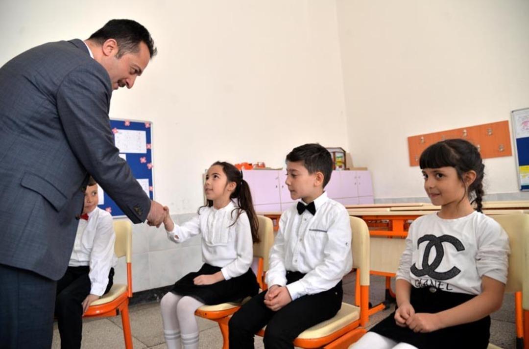 Vali Şent&uuml;rk &uuml;niversite &ouml;ğrencileriyle &rsquo;&rsquo;S&ouml;yleyişi&rsquo;&rsquo;de buluştu