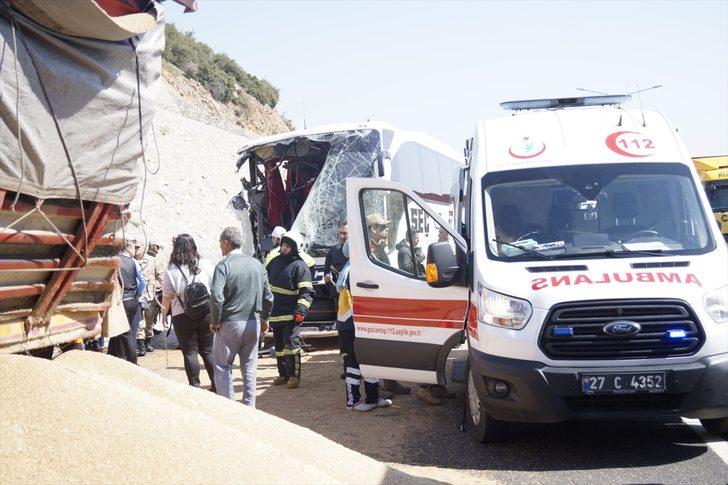 Yolcu otobüsüyle tır çarpıştı: 18 yaralı G2