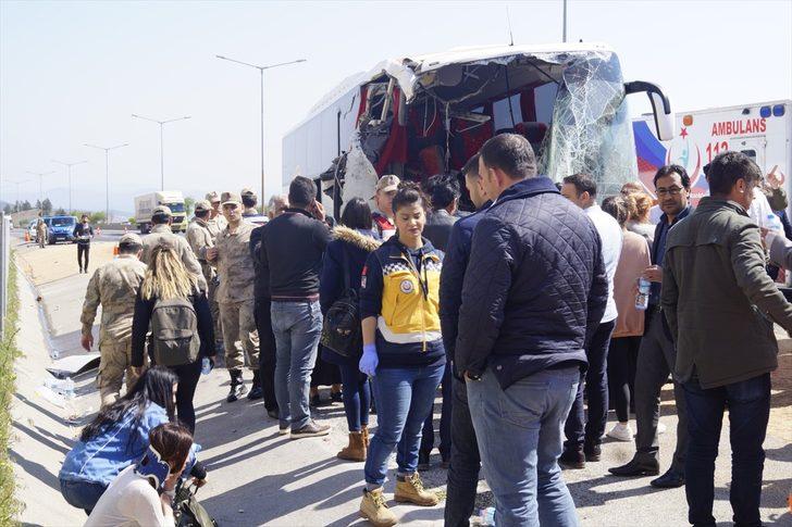 Yolcu otobüsüyle tır çarpıştı: 18 yaralı G4
