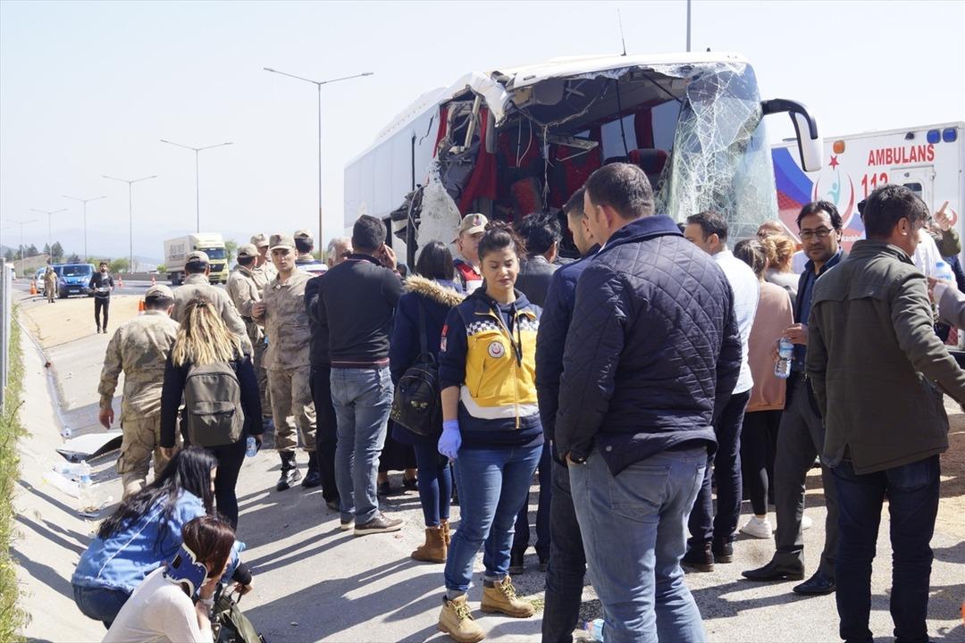 Yolcu otob&uuml;s&uuml;yle tır &ccedil;arpıştı: 18 yaralı
