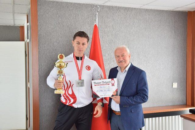 Lapsekili Vücut Geliştirme Şampiyonu Şener’e Belediye Başkanı Yılmaz’dan destek