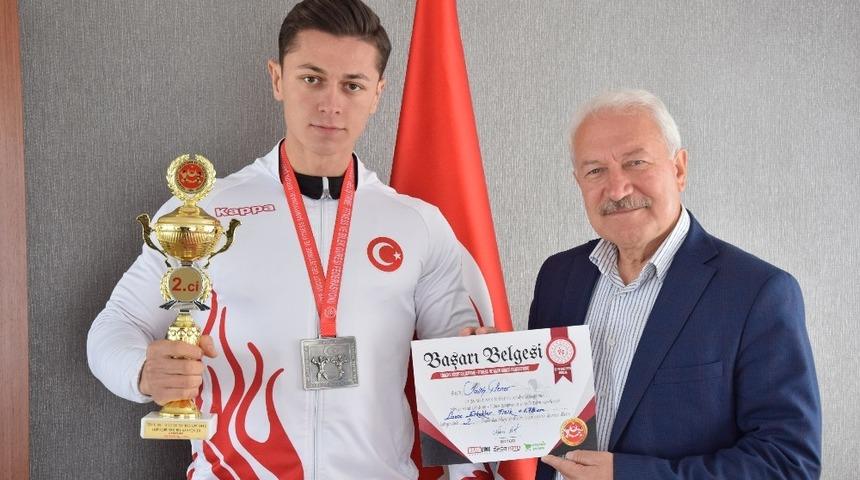 Lapsekili V&uuml;cut Geliştirme Şampiyonu Şener&rsquo;e Belediye Başkanı Yılmaz&rsquo;dan destek