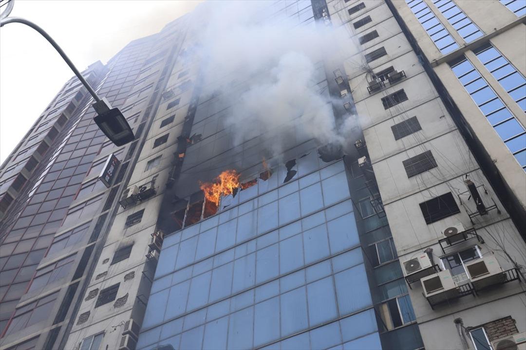 D&uuml;nya şokta: G&ouml;kdelende yangın!