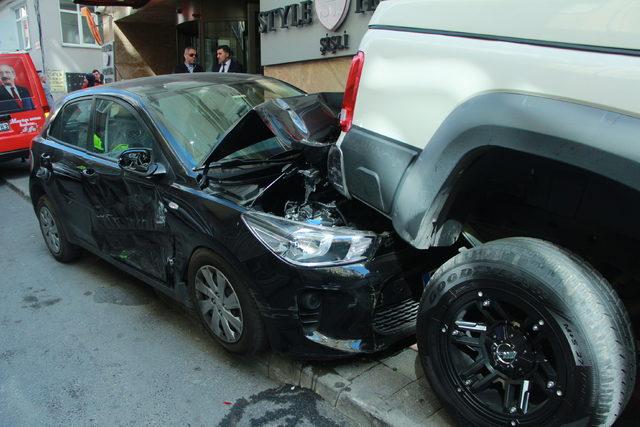 Şişli'de otomobille minibüsün çarpıştığı kaza kamerada