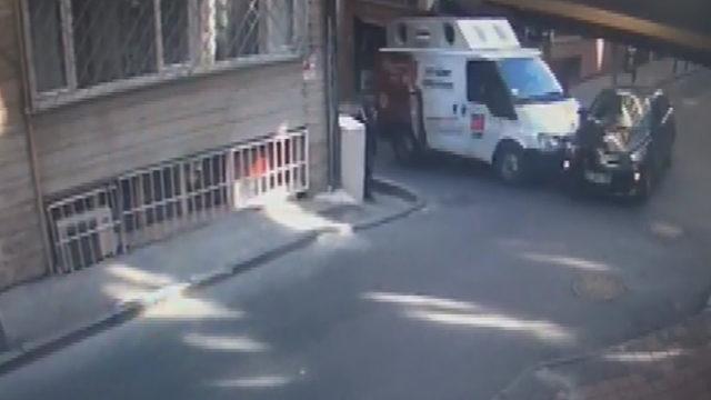 Şişli'de otomobille minibüsün çarpıştığı kaza kamerada