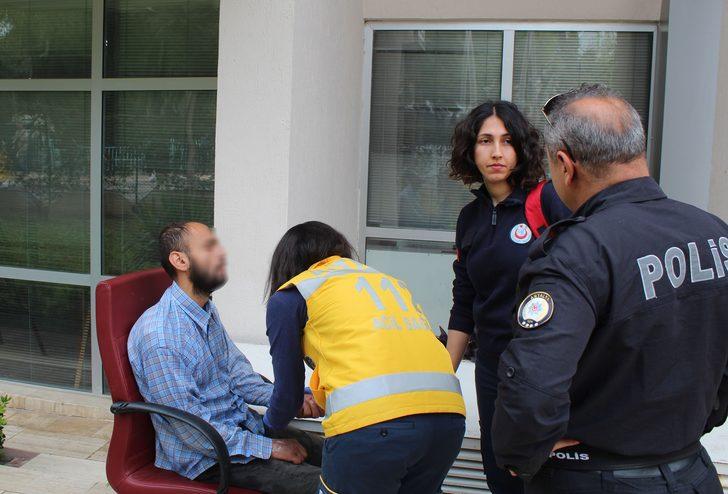 Sızıp kaldığı kütüphanede kimse uyandıramadı, sandalye ile dışarı çıkarıldı G2