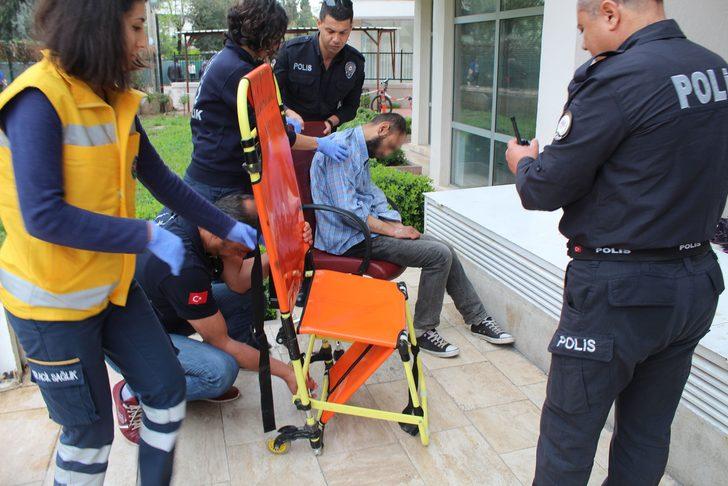 Sızıp kaldığı kütüphanede kimse uyandıramadı, sandalye ile dışarı çıkarıldı G4