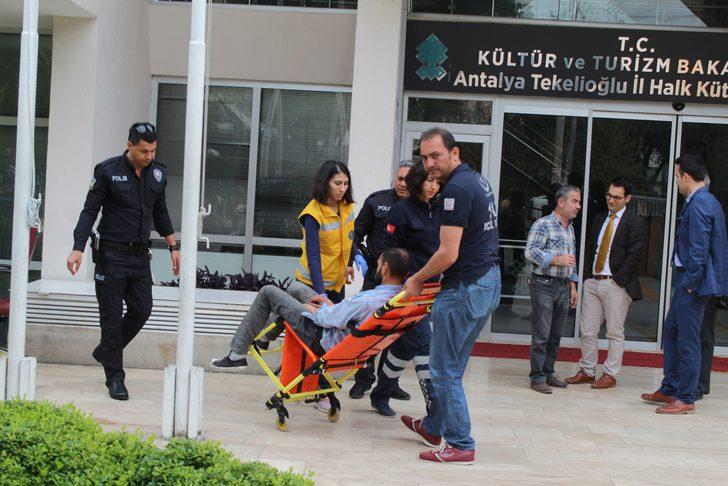 Sızıp kaldığı kütüphanede kimse uyandıramadı, sandalye ile dışarı çıkarıldı G5