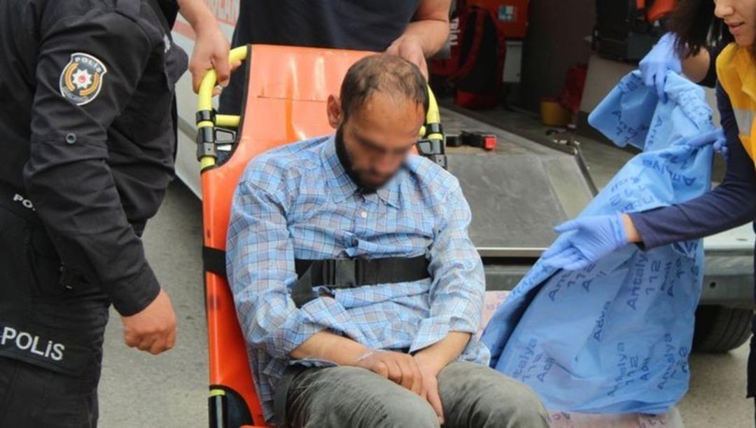 Sızıp kaldığı k&uuml;t&uuml;phanede kimse uyandıramadı, sandalye ile dışarı &ccedil;ıkarıldı