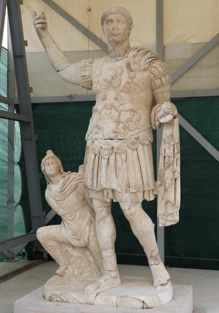 Laodikya'da imparator Traian'ın zırhlı heykeli bulundu   G3
