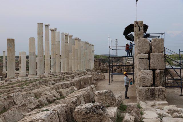 Laodikya'da imparator Traian'ın zırhlı heykeli bulundu