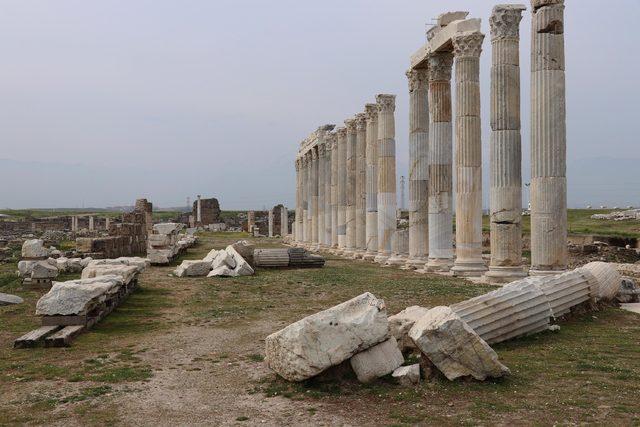 Laodikya'da imparator Traian'ın zırhlı heykeli bulundu