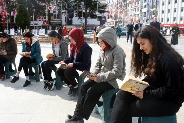 Tokat'ta öğrenciler farkındalık için meydanda kitap okudu