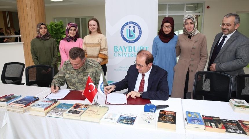 &Uuml;niversiteden kışlaya kitap desteği