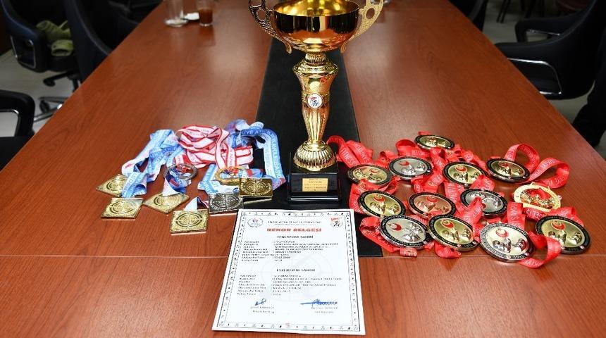 Şampiyon sporculardan Vali Taşbilek&rsquo;e ziyaret