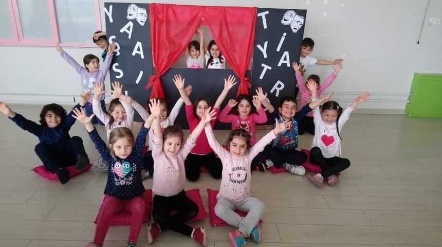 Miniklerden &lsquo;Yaşasın Tiyatro&rsquo; etkinliği