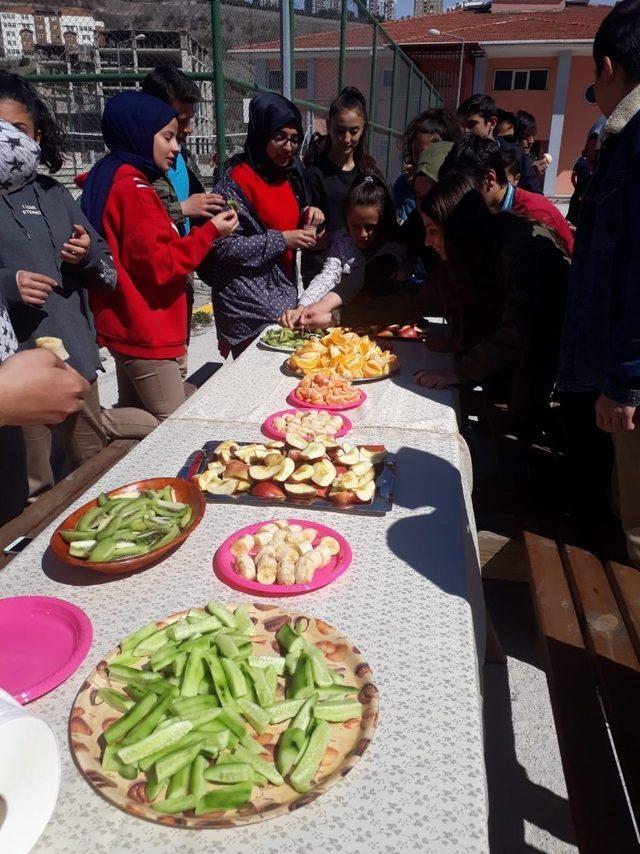 Öğrenciler cips ve kola yerine meyveyi tercih etti