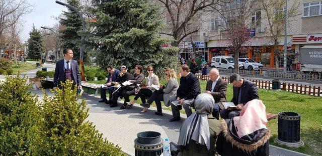 Polatlı’da öğrencilerden parkta kitap okuma etkinliği