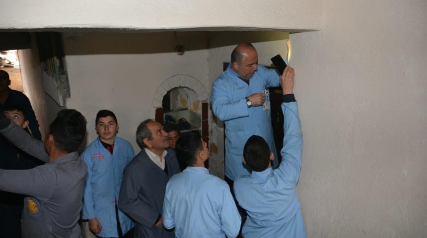 Meslek liseliler, yalnız yaşayan kadının evini onardı