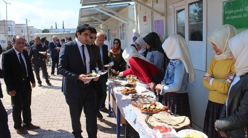 Depremzede öğrenciler Yemenli çocuklar için kermes düzenledi