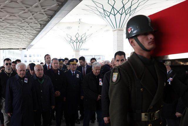 Bakan Akar, emekli Hava Korgeneral Özalp’in cenaze törenine katıldı