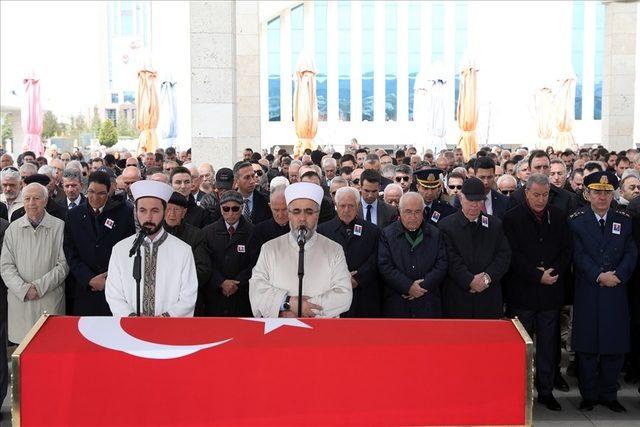 Bakan Akar, emekli Hava Korgeneral Özalp’in cenaze törenine katıldı