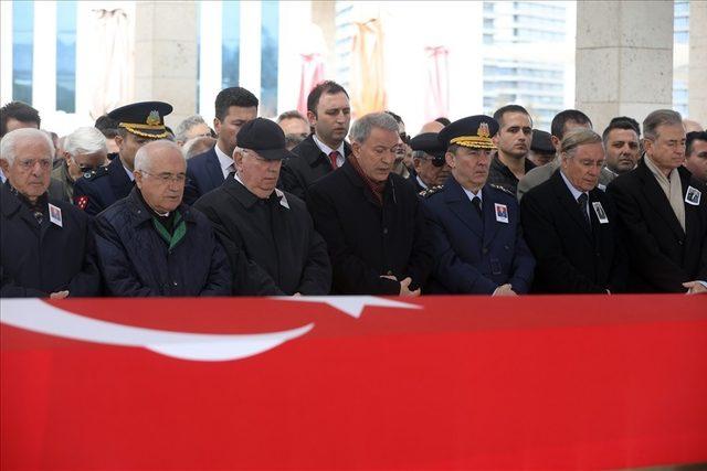 Bakan Akar, emekli Hava Korgeneral Özalp’in cenaze törenine katıldı