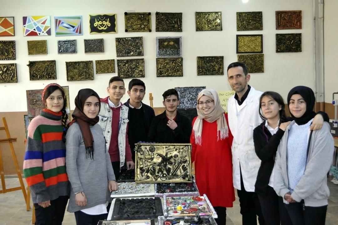 Atık &ccedil;&ouml;pleri sanat eserlerine d&ouml;n&uuml;şt&uuml;rd&uuml;ler