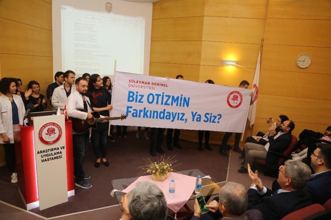 Hastane halk g&uuml;n&uuml;nde otizm farkındalık etkinliği