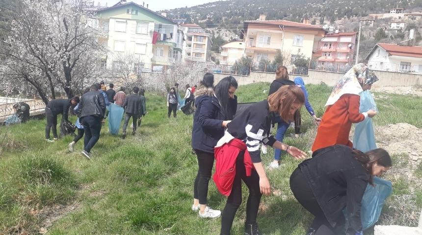 Üniversite Öğrencileri  çevre temizliği yaptı