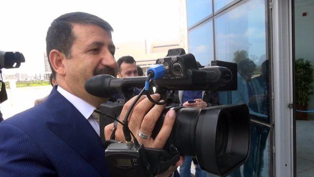 Gazeteciler açılış yaptı belediye başkanı kamerayla görüntüledi