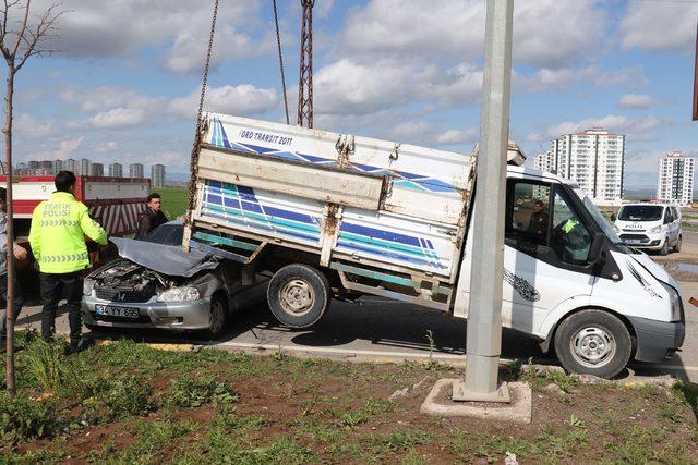 Zincirleme kazada kamyonet altında kalan otomobilin sürücüsü ölümden döndü