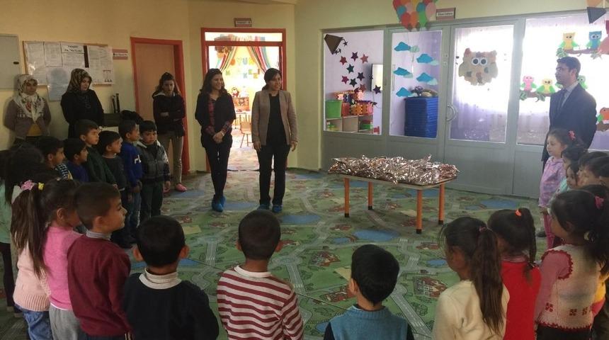 Öğrencilere kıyafet ile bisiklet dağıtıldı