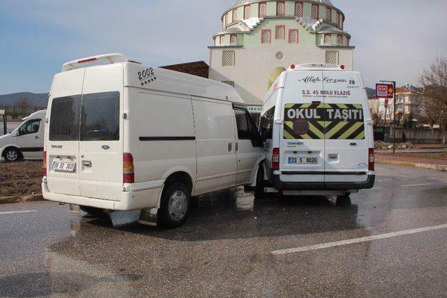 Elazığ’da öğrenci servisi ile minibüs çarpıştı: 4 yaralı