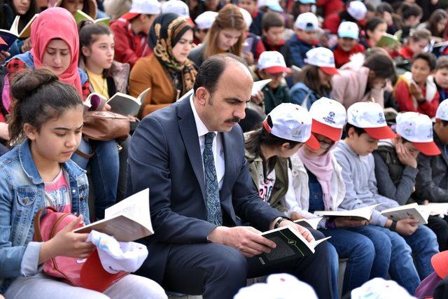 Başkan Altay öğrencilerle birlikte kitap okudu