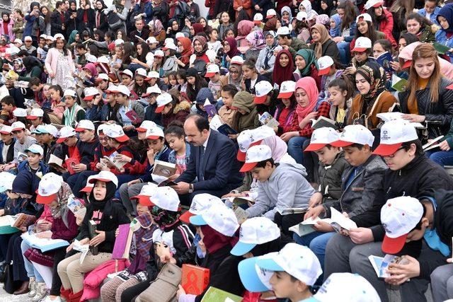 Başkan Altay öğrencilerle birlikte kitap okudu