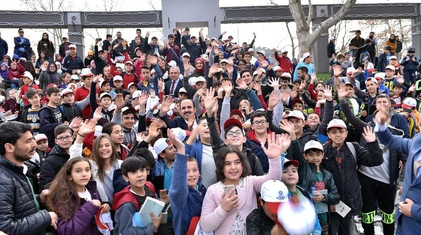 Başkan Altay &ouml;ğrencilerle birlikte kitap okudu
