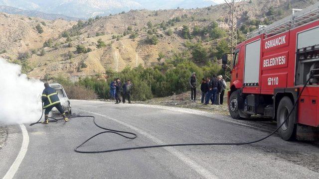 Seyir halinde alev alan araç kül oldu