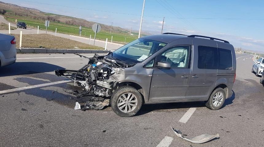 İki otomobil &ccedil;arpıştı: 4 yaralı