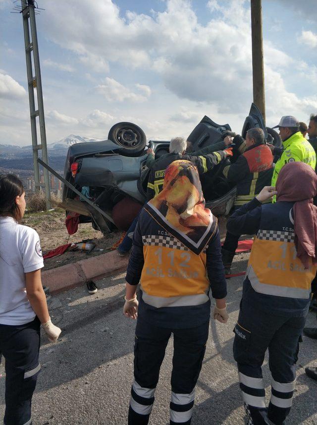 Otomobil römork ve aydınlatma direğine çarptı: 1 ölü, 1 yaralı