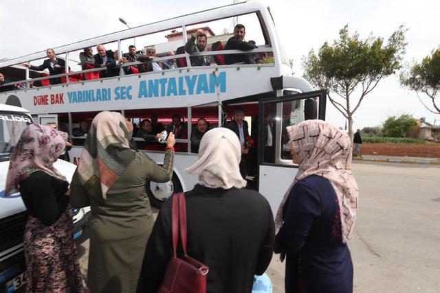 Çavuşoğlu ve Türel, seçim otobüsünden vatandaşları selamladı