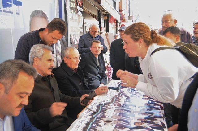 Uysal seçim bürosu önünde vatandaşları dinledi