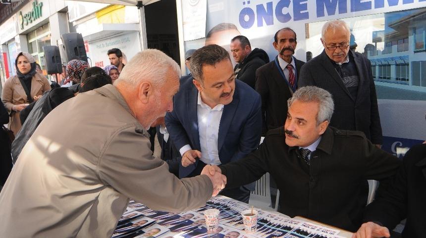Uysal se&ccedil;im b&uuml;rosu &ouml;n&uuml;nde vatandaşları dinledi
