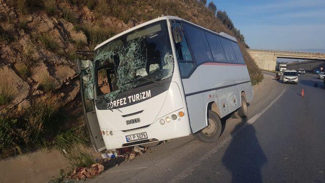 Üniversite personelini taşıyan midibüs istinat duvarına çarptı